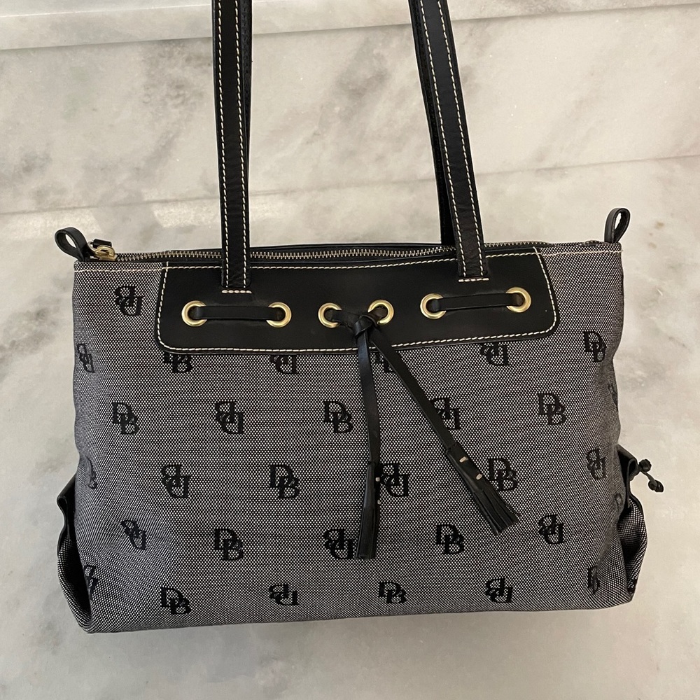 Dooney & Bourke Women’s tassel tote bag. EUC 🖤